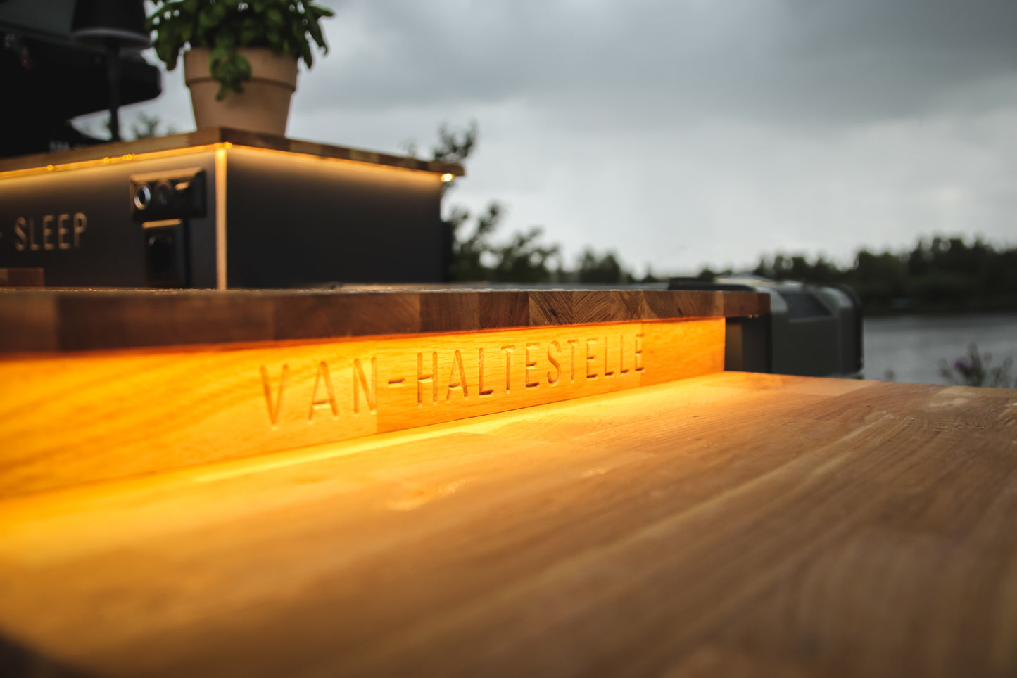 Van-Haltestelle Camping Anhänger mit Dachzelt