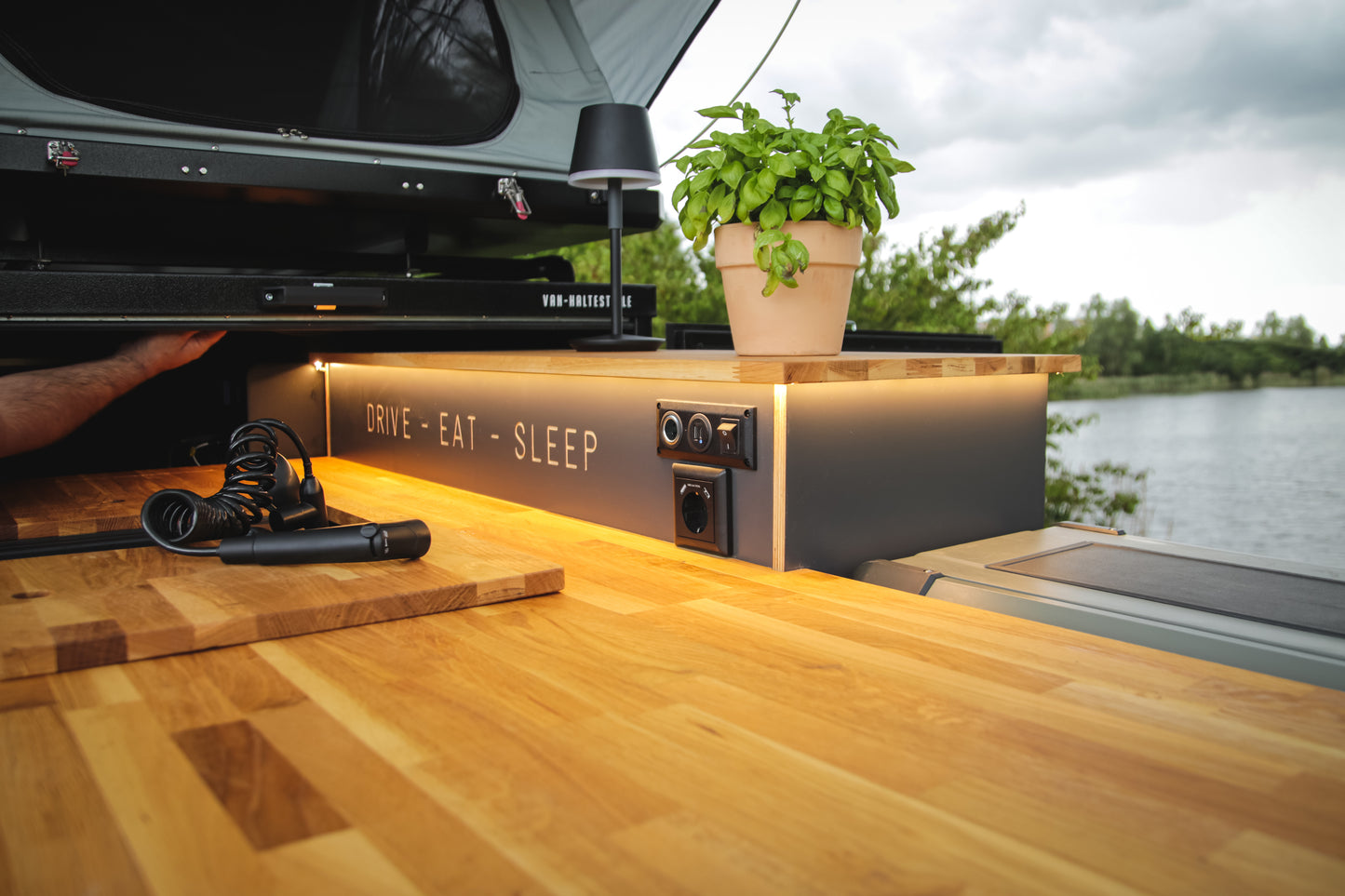 Autarker Camping Anhänger mit Küche und Kühlbox