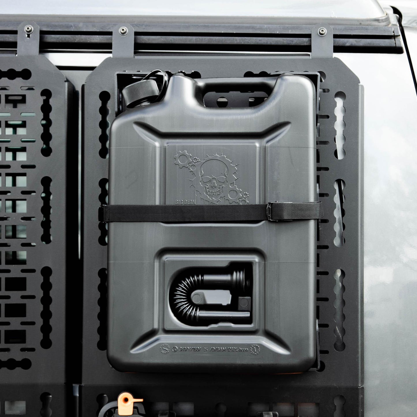 040parts Benzinkanister 20L Schwarz im Totenkopf Design Kraftstoffkanister für Benzin Diesel und AdBlue Made in Germany