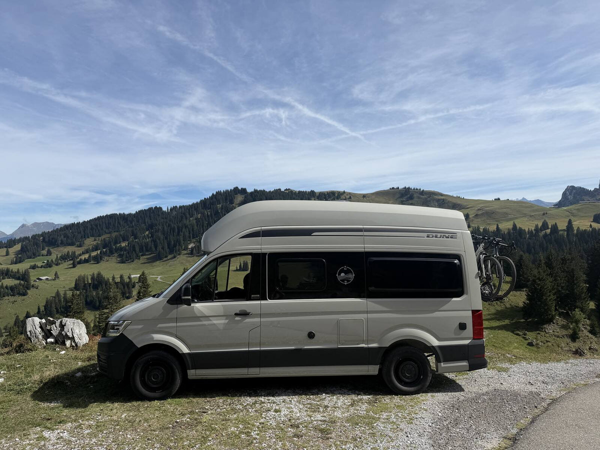 VW Grand California 600 Dune Seitenansicht vor Alpenpanorama