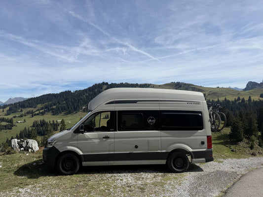 VW Grand California 600 Dune Seitenansicht vor Alpenpanorama