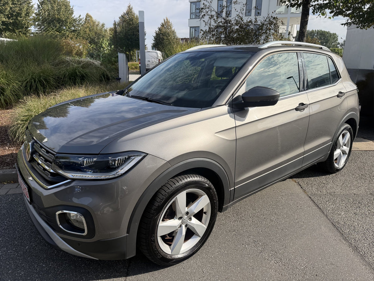 VW T-Cross mieten – Frontansicht seitlich, grau