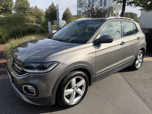 VW T-Cross mieten – Frontansicht seitlich, grau