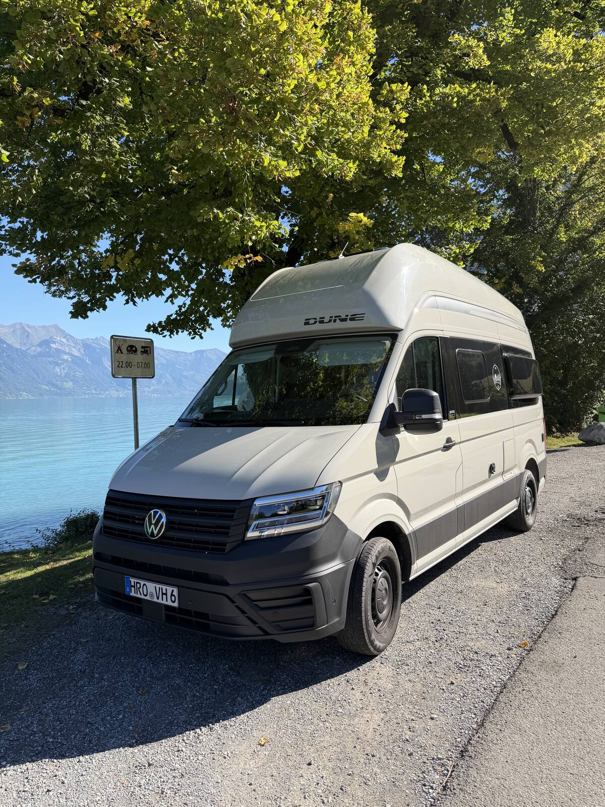 Grand California 600 Dune Frontansicht am Bergsee