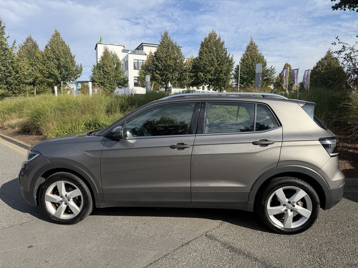 VW T-Cross Mietwagen Seitenansicht mit Dachreling und Alufelgen