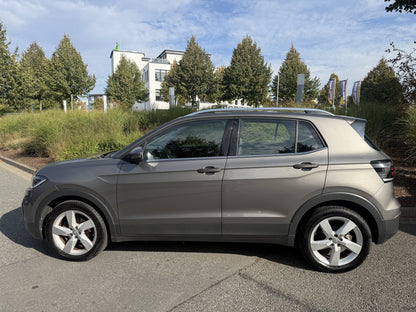 VW T-Cross Mietwagen Seitenansicht mit Dachreling und Alufelgen
