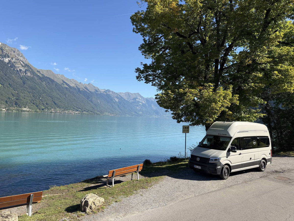 Camper mieten: Grand California am türkisblauen Bergsee