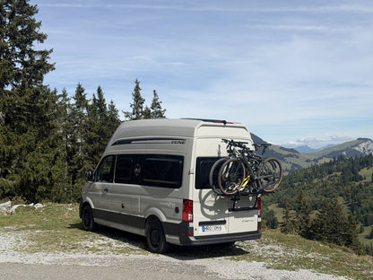 Heckansicht Grand California mit E-Bikes auf dem Fahrradträger