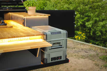 Autarker Camping Anhänger mit Küche und Kühlbox