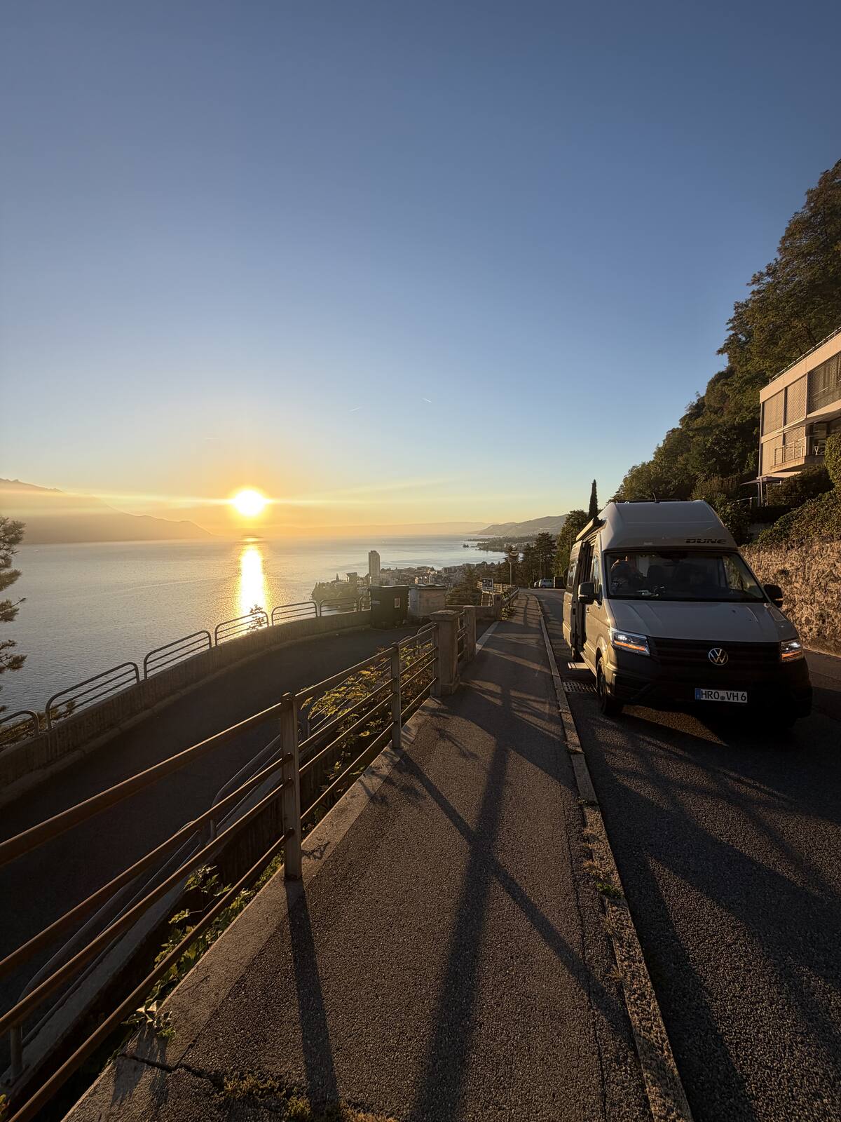 Wohnmobil mieten: Sonnenuntergang am See mit dem Grand California