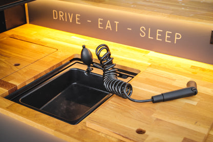 Autarker Camping Anhänger mit Küche und Kühlbox