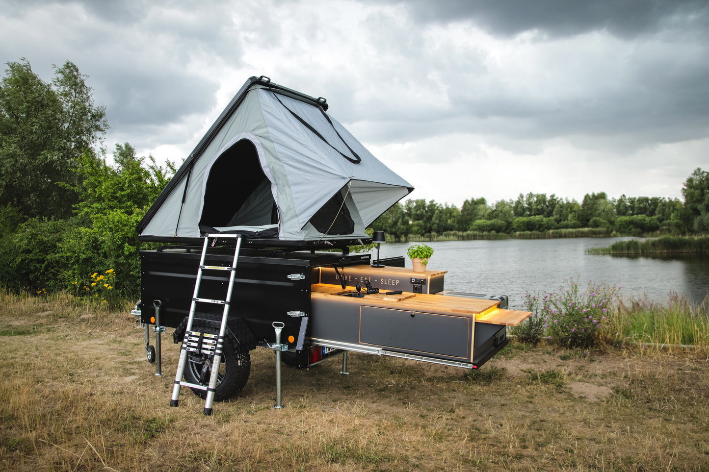 Van-Haltestelle Camping Anhänger mit Dachzelt – VAN-HALTESTELLE