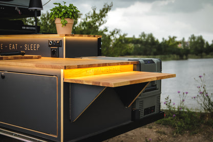 Autarker Camping Anhänger mit Küche und Kühlbox