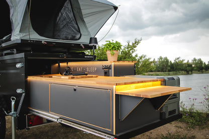 Autarker Camping Anhänger mit Küche und Kühlbox