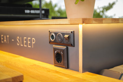 Autarker Camping Anhänger mit Küche und Kühlbox