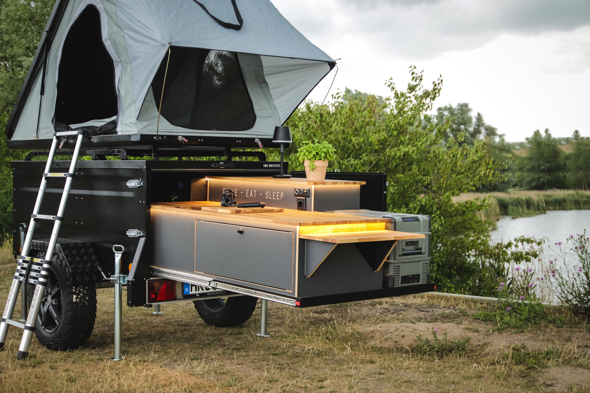 Van-Haltestelle Camping Anhänger mit Dachzelt – VAN-HALTESTELLE