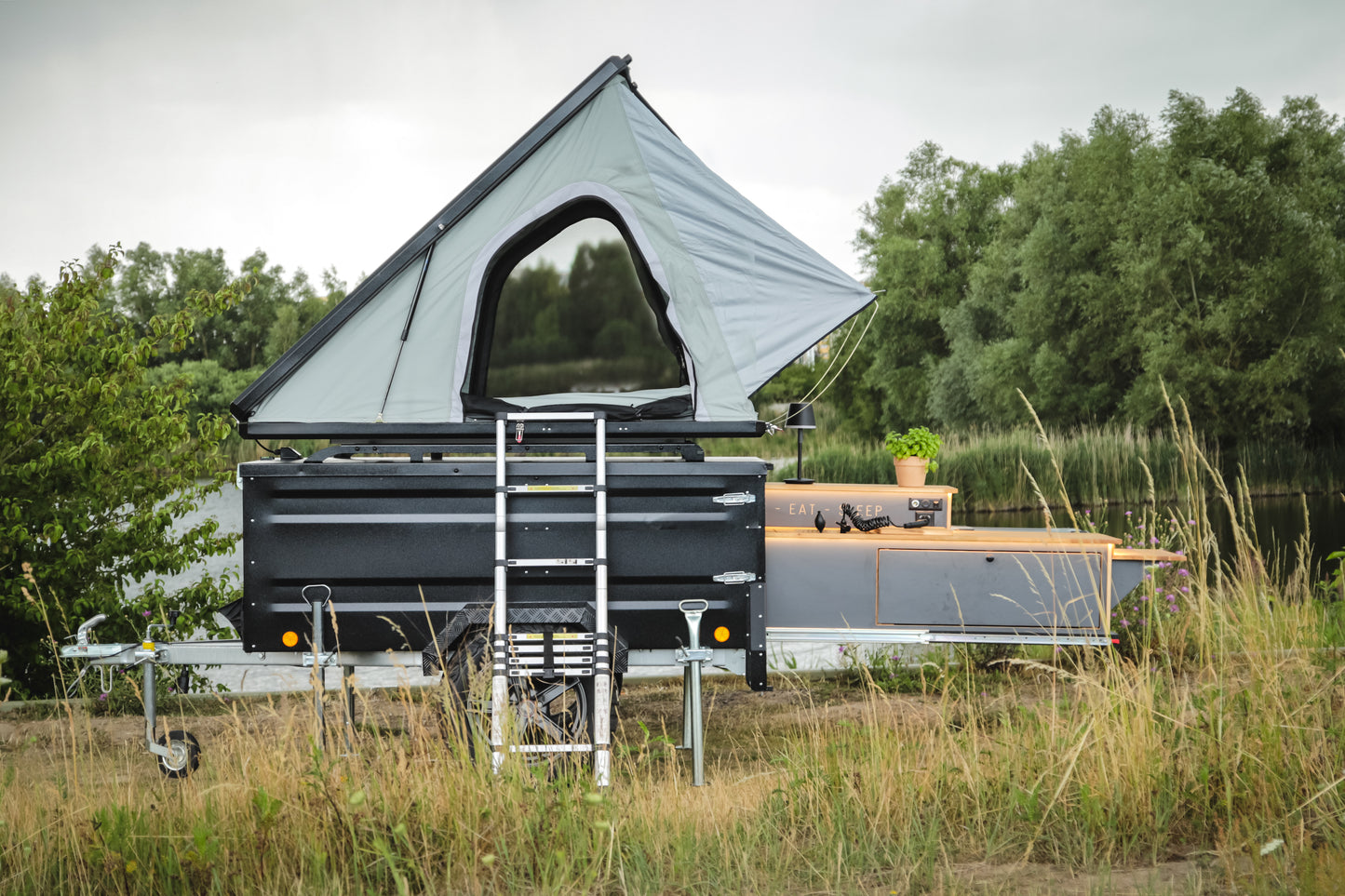 Van-Haltestelle Camping Anhänger mit Dachzelt