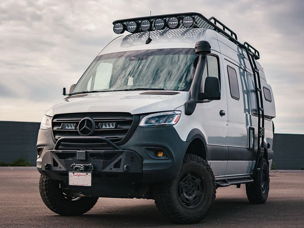 Mercedes Sprinter Camper mit Lazer Triple-R 750 im Kühlergrill