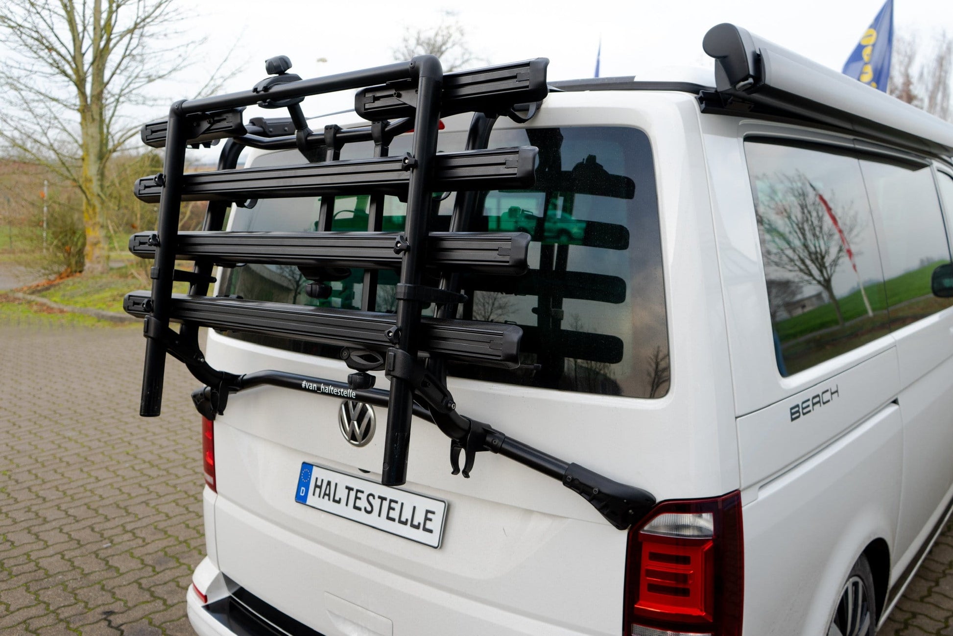 vw fahrradständer Fahrradträger T6 Schwarz für die Heckklappe Original Van-Haltestelle – VAN-HALTESTELLE