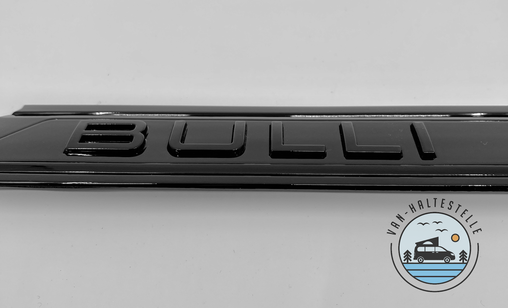 VW Schriftzug T6.1 Emblem Hochglanz Schwarz für California und Multivan VW Bulli Van- Haltestelle