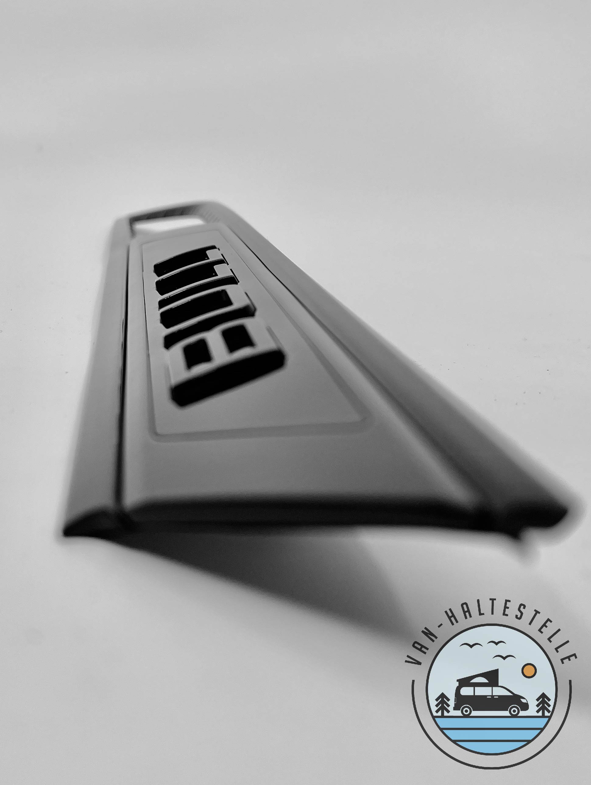 VW Schriftzug T6.1 Emblem Hochglanz Schwarz für California und Multivan VW Bulli Van- Haltestelle