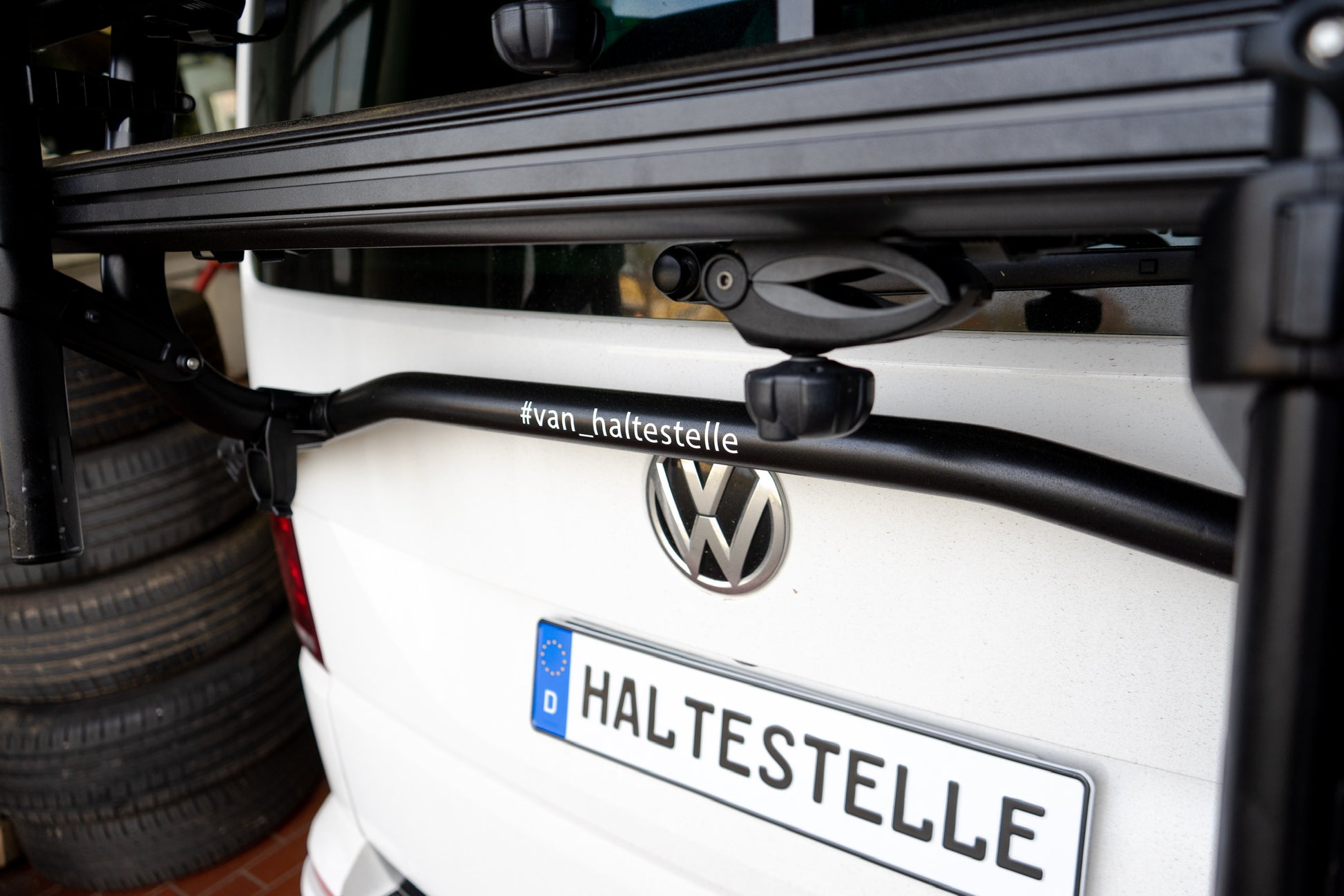 fahrradanhänger t6 Fahrradträger T6 Schwarz für die Heckklappe Original Van-Haltestelle – VAN-HALTESTELLE